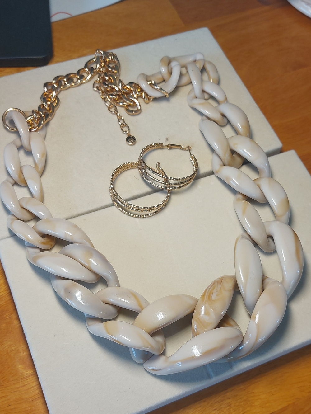 SIGNED 1946 Chunky Cream Marbled Acrylic Link 32" Necklace & 1.5" Hoop Set